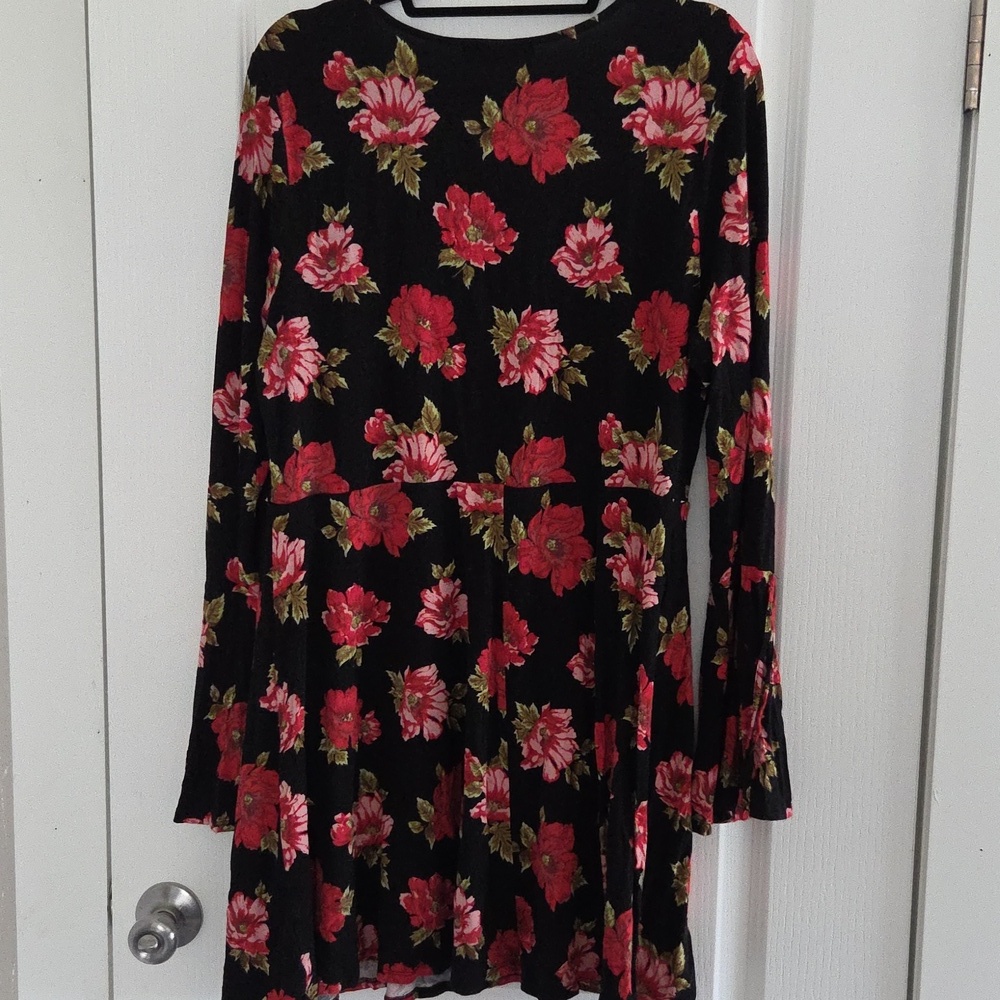 Forever 21 Black Dress with Red Floral Design Size 3X - Picture 6 of 6